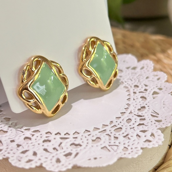 Vintage Monet Green Enamel Gold Tone Open Filigree Clip-On Oval Earrings - Picture 4 of 10